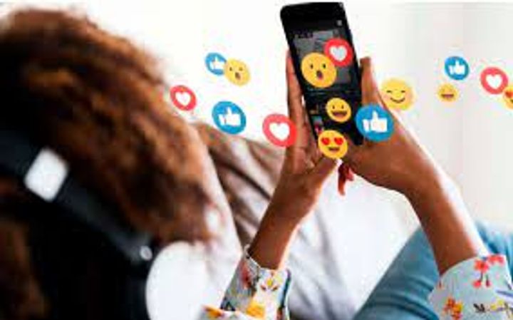 Social Media and Celebrity Culture